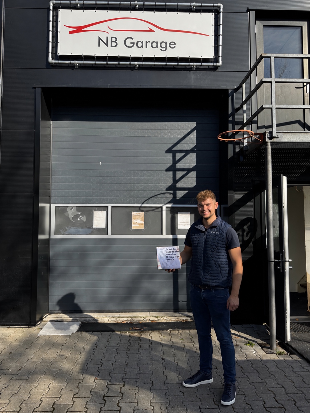 Julian voor het pand van NB Garage in Assen